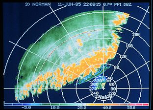 Image radar d'un front d'orages en réflectivité (en dBZ), vu sur affichage radar PPI.