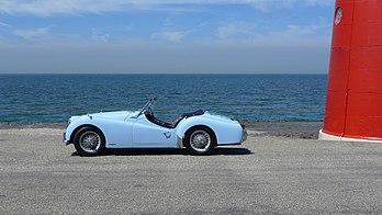 Une Triumph TR3A devant la mer du Nord à Westkapelle, en Zélande. (définition réelle 3 968 × 2 232)