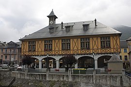 La mairie-halle.