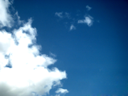 photo du ciel avec quelques nuages