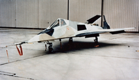 F-117の試作機（概念実証機）である“ハブ・ブルー(Have Blue)”。 実用機のF-117とは尾翼の傾斜方向が逆になっている。