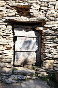 Gordes (Vaucluse) : système de décharge du linteau.