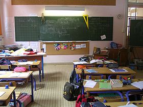 Salle de classe dans une école élémentaire.