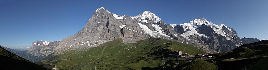 De gauche à droite, vus du nord-ouest, l’Eiger, le Mönch et la Jungfrau (à l'arrière-plan, massive). L’observatoire est situé sur le col entre le Mönch et la Jungfrau (cliquer sur l'image pour voir les étiquettes descriptives ; demander ensuite le grossissement qui permet d’apercevoir le Sphinx sur le col).