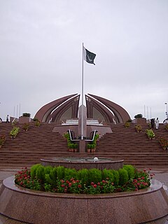 The flag of Pakistan hoisted at the top of National Monumentইসলামাবাদে পাকিস্তানের জাতীয় স্মৃতিসৌধে উত্তোলিত পাকিস্তানের পতাকা