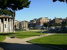 Photographie en couleurs d'un jardin public avec des monuments antiques.