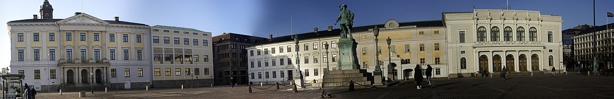 Rådhuset med tillbyggnaden till höger.