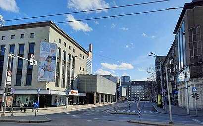 Таллинский Дом торговли (слева)