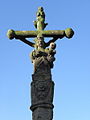 Enclos paroissial de l'église Saint-Germain : croix de cimetière et Vierge à l'Enfant.