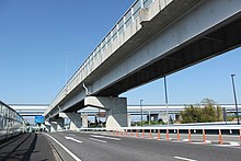 画像左 : 国道419号（手前交差点を左右に横断する道路）と間接接続。奥は四日市方面からの出口。 画像右 :国道155号、衣浦豊田道路と間接接続する。