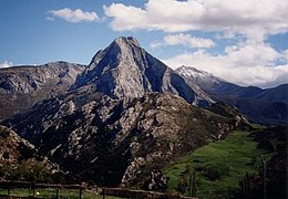 Vista de peña Ventosa en Liébana tomada desde el pueblo de Cabañes