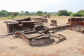 Une pièce d'eau avec latrine et plate-forme de bain à Lothal.