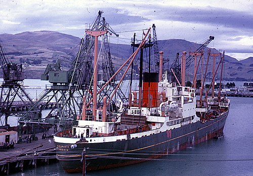 De Kaimiro aan het laden in Lyttelton in 1968.