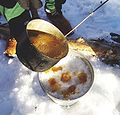 Le sirop d'érable chauffé est versé dans la neige pour créer la tire.