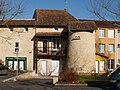 Maison et pigeonnier.