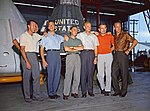 Les Mercury Seven posant devant un vaisseau spatial Mercury le 21 octobre 1963 sur une base militaire de Houston. De gauche à droite : Gordon Cooper, Walter Schirra (dit Wally Schirra), Alan Shepard, Virgil Grissom (dit Gus Grissom), John Glenn, Donald Slayton (dit Deke Slayton) et Scott Carpenter.