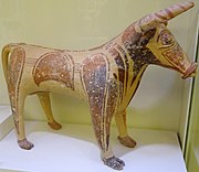 Late Minoan painted model bull in terracotta, AMH, 1200-1100 BC, Height : 35 cm, without the horns