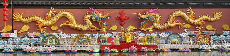 Great Spirit Screen (大照壁) decorated with dragons