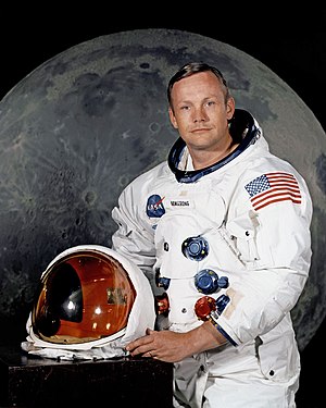 ניל ארמסטרונג בתצלום רשמי של נאס"א. ארמסטרונג הוא טייס ניסוי ואסטרונאוט אמריקאי, המוכר בעיקר בשל היותו האדם הראשון שהניח את כף רגלו על פני הירח.