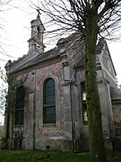 Chapelle monumen- tale jouxtant le cimetière.