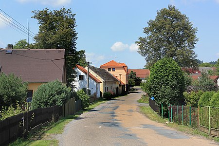 Těně : rue principale.