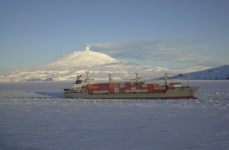 Контейнеровоз во льдах в море Росса