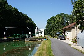 Une écluse sur le canal.