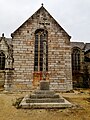 Croix datant de la mission de 1875 située devant l'église paroissiale.