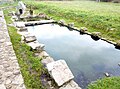 Le lavoir et, à l'arrière-plan, la fontaine de dévotion, près de la chapelle Saint-Antoine.