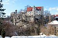 Links die mittelalterliche Burg, rechts das Renaissanceschloss von 1550