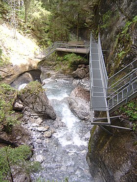 Vue du sentier longeant les gorges.