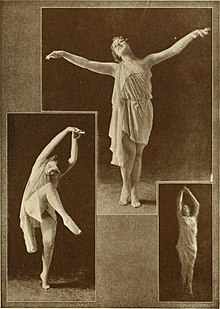 Photographie en tons sépia, comportant trois encarts figurant la même danseuse adoptant des mouvements d'ancienne danse grecque