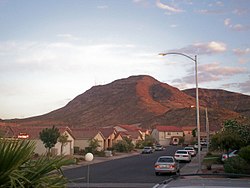 ヘンダーソンからマカルー山脈を見上げる。