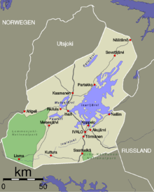 La commune d'Inari et ses délimitations. Plusieurs villages y sont notés dont Lisma tout à l'ouest au sud duquel la rivière Ivalojoki passe pour remonter ensuite vers le nord-est au milieu de la commune d'Inari, en se jetant dans le lac Inari en passant par Ivalo.