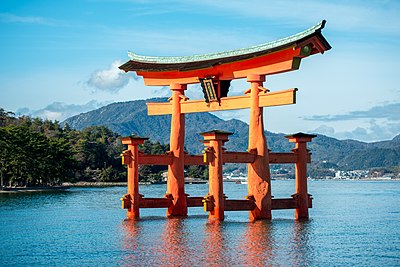 Die torii-hek by die Itsukushima-heiligdom op die eiland Itsukushima (algemeen bekend as Miyajima) in die Hiroshima-prefektuur, Japan.