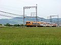 大和西大寺車站與新大宮車站間平城宮遺跡橫斷。後方為東大寺。（2009年5月）