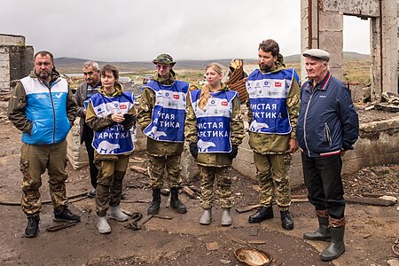 Ветеран Кольской сверхглубокой В. П. Кирпичников вместе с волонтёрами «Чистой Арктики»