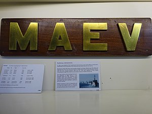 Доска с названием «Maev» в музее