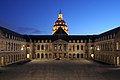 Cour d'honneur vue de nuit, animée depuis 2011 par le spectacle vidéo La Nuit aux Invalides[63].