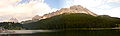 Il Lago di Misurina, visto da Ovest. Sullo sfondo i Cadini di Misurina e a sinistra le Tre Cime di Lavaredo.