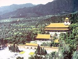 מראה כללי של צָ'אנְגלִינְג, אתר הקבורה של הקיסר יוּנְג לֶה