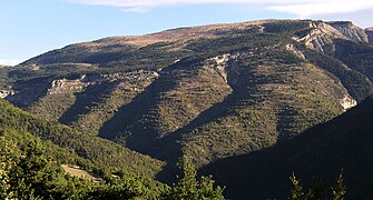 Le village de Peyresq accroché au flanc du Courradour.