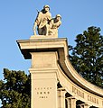 Statue sul colonnato semicircolare