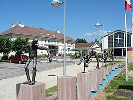 Praça com a prefeitura e a igreja