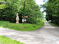 Des sculptures monumentales jalonnent le sentier sur le principe du Land Art (proche de Mirecourt).