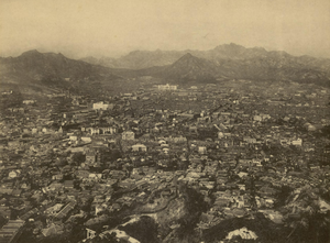 1929년 서울의 모습 맨뒤 백악산과 조선총독부, 경복궁의 모습이 보인다.