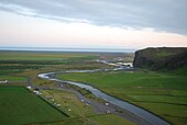 Der Fluss unterhalb des Wasserfalls Skógafoss vor seiner Mündung ins Meer.