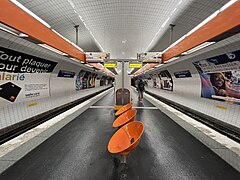 Le quai commun aux lignes 8 et 10 de la station La Motte-Picquet - Grenelle.