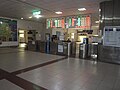 蘇澳新站剪票閘口，剪票閘口旁亦設置藍色的電子票證刷卡機柱，出入口上方LED燈顯示近期到站列車時刻表