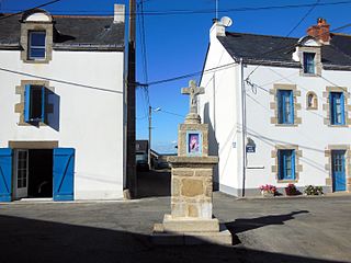 Place (à l'angle de la rue Basse et de la rue des Paludiers) et croix en granit